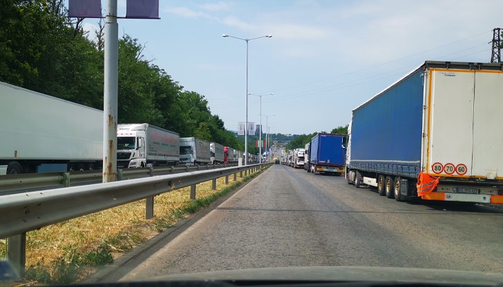 Румънски шофьор на камион прави разкрития как се печелят пари от превозвачите Румънски шофьор на камион прави разкрития как се печелят пари от превозвачите