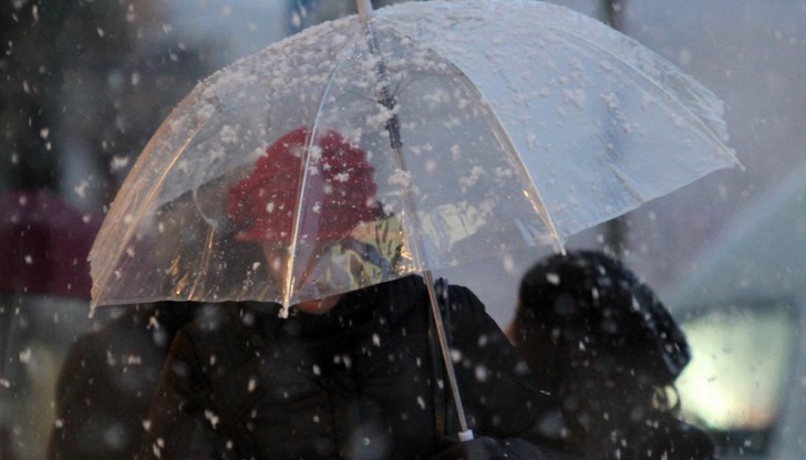 Предстоят силни валежи и ветрове в цялата страна