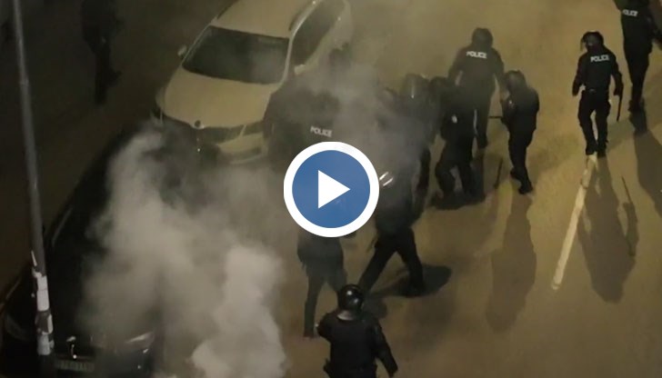 Четирима униформени ритат и удрят с палки мъж в епицентъра на сблъсъците заради БФС