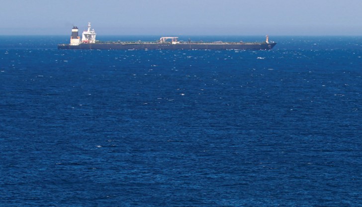 Търговският кораб най-вероятно се е натъкнал на мина Търговският кораб най-вероятно се е натъкнал на мина