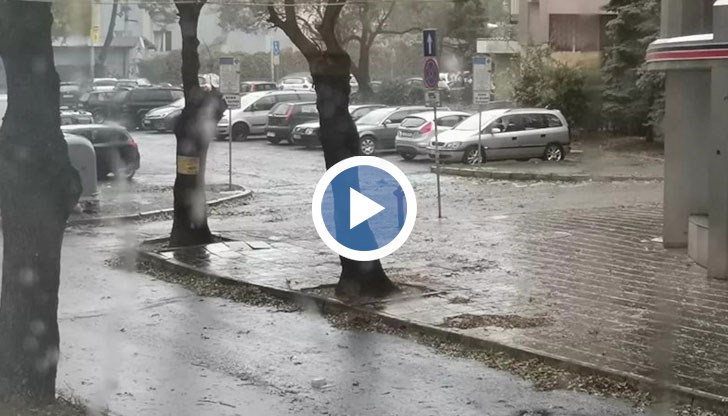 Ураганен вятър нанася щети в морския град