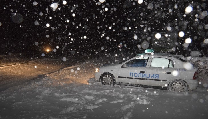 Работата на спасителните екипи в областта продължава