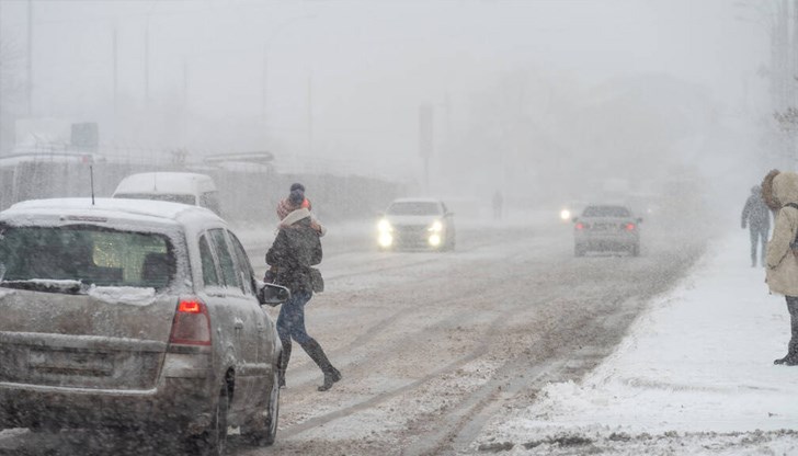 В по-голямата част от Западна и Северна България дъждът ще премине в сняг и ще се образува снежна покривка, ще има навявания и преспи
