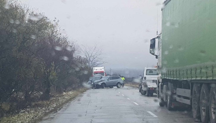 Ударили са се два автомобила, единият се е преобърнал край пътя