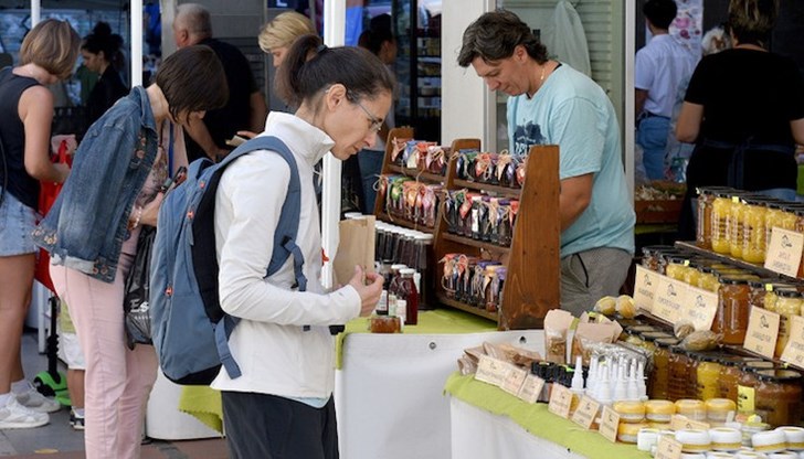 Все още обаче има ограничения за продажбата на яйца, птиче месо и живи птици Все още обаче има ограничения за продажбата на яйца, птиче месо и живи птици