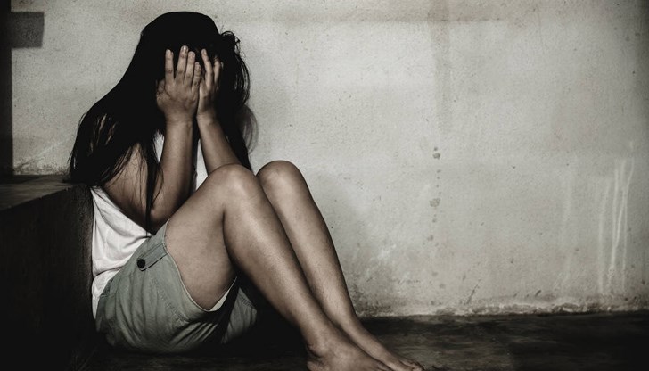 Изнасилваната ученичка: Заплашваше ме с клипове и голи снимки