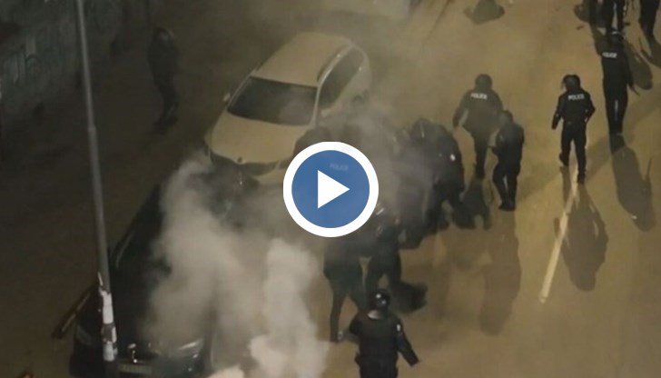 Битото от полицаи момиче: Удряха ме в корема, за да нямам деца