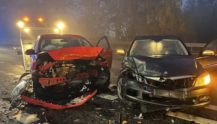 Двама души са загинали при челен удар на два леки автомобила /снимката е илюстративна/
