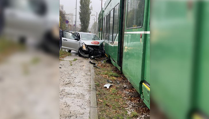 Лекият автомобил е с разбита предница