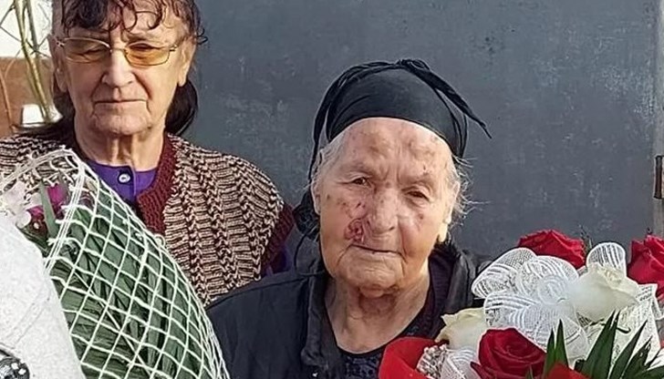Баба Милка не близва свинско, строга, но все още пъргава, столетницата радва всички в околията