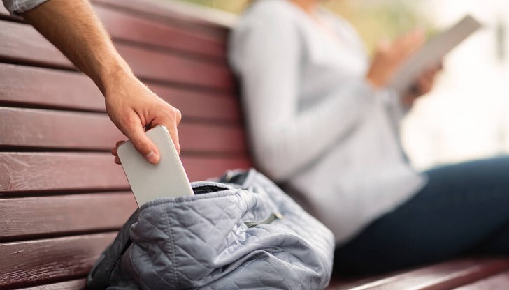 Мъж сигнализира за откраднат телефон, откраднат от детска площадка ди жилищен блок Мъж сигнализира за откраднат телефон, откраднат от детска площадка ди жилищен блок