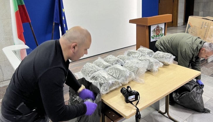 Наркотиците са открити в автомобил, спрян за рутинна проверка Наркотиците са открити в автомобил, спрян за рутинна проверка