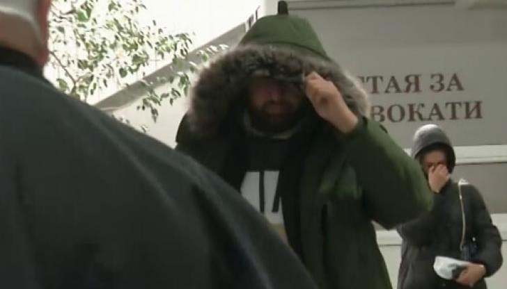 Начо е при близки в таен град заради напрежение пред дома му