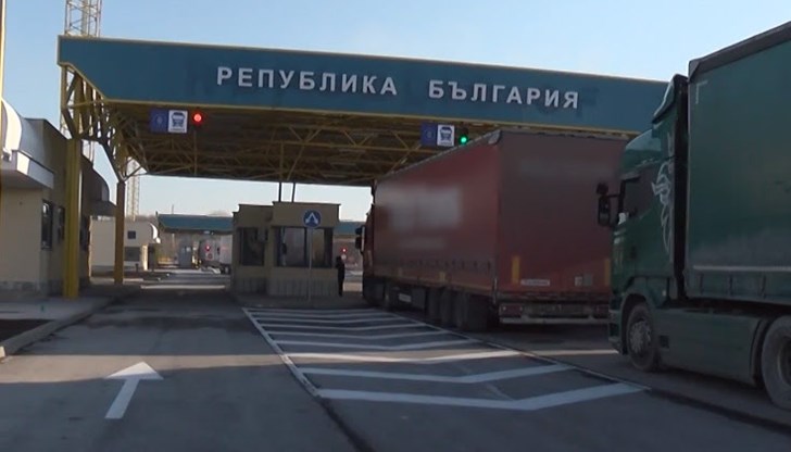 Трафикът е интензивен за товарни автомобили на ГКПП "Дунав мост" - ремонт ограничава движението по моста