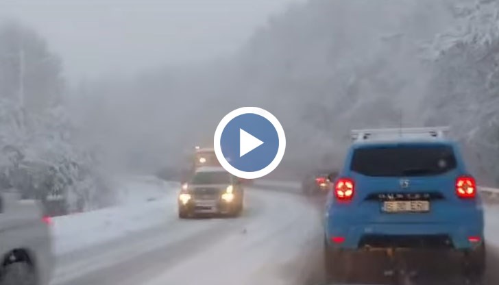 На места снежната покривка е над 10 сантиметра