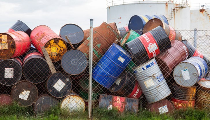 В пункт за вторични суровини са се разлели варели с вещество, което се ползва за ароматизатор на пропан-бутан