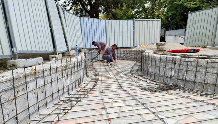 Продължават дейностите по възстановяване на фонтана в градинката до Олимпа Продължават дейностите по възстановяване на фонтана в градинката до Олимпа