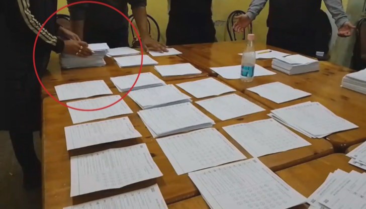 Член на избирателна комисия зачертава бюлетини в село Габровница