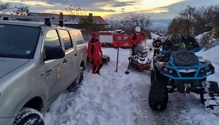 Дълбоките преспи бяха преборени с моторни шейни