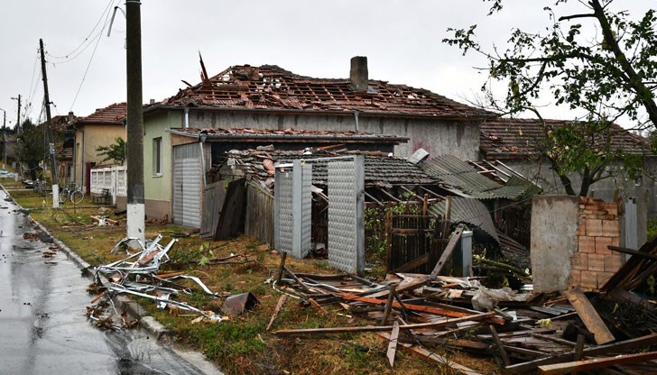 Отнесени са покривите на над 150 къщи, съборени са над 10 електрически стълбове Отнесени са покривите на над 150 къщи, съборени са над 10 електрически стълбове