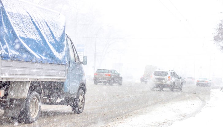 Хиляди българи все още са без ток и вода, пътища остават затворени