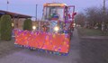 Дядо Коледа с трактор раздава подаръци в Русенско