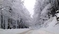 Сняг и виелици затрупват планинските проходи