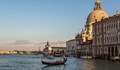 Селфи преобърна гондола във Венеция