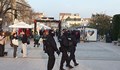 Въоръжени полицаи пазят русенци в центъра на града