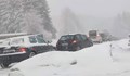 Сняг предизвика километрично задръстване на прохода „Петрохан”