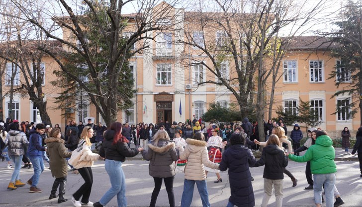 Учители и ученици изпратиха 2023 година хванати ръка за ръка