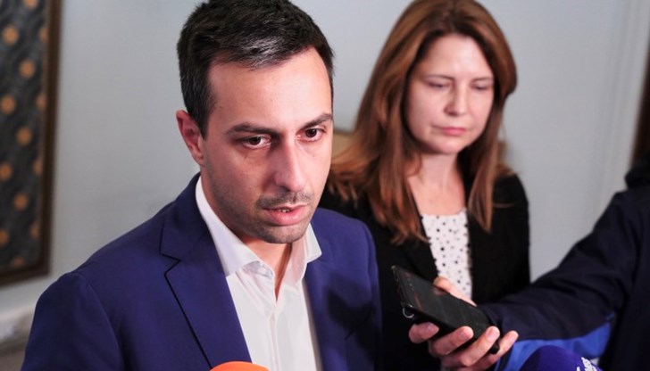 Двете най-големи политически сили абдикираха от управлението и не издигнаха кандидат, заяви Деян Николов