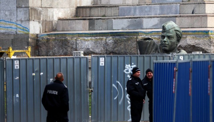 Продължава демонтирането на Паметника на Съветската армия