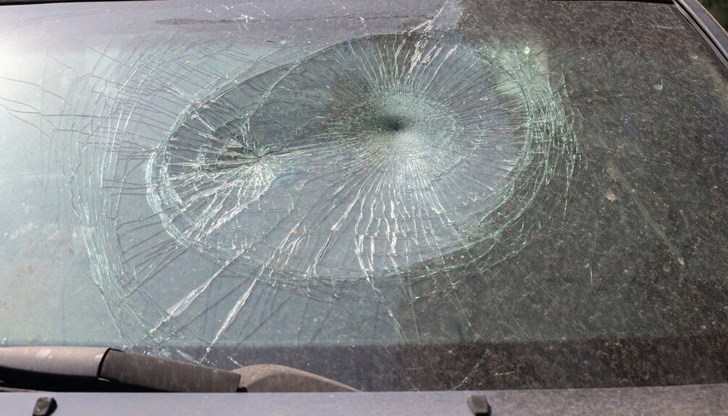 Счупени са предното стъкло и задния десен стоп и са срязани три от гумите на автомобила