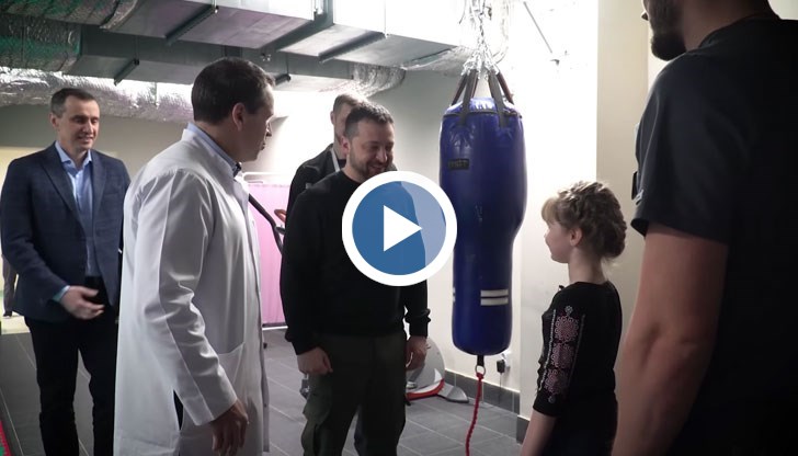 Президентът на Украйна се срещна с първото ранено във войната дете, което получи протеза