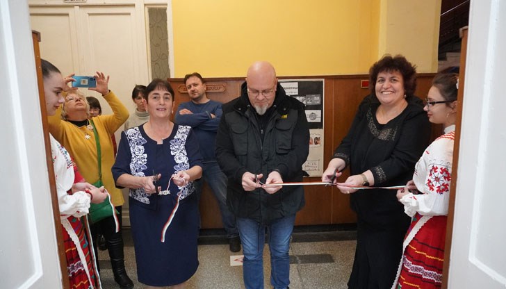 Откриха обновената библиотека по случай 140-годишния юбилей от създаването на училището