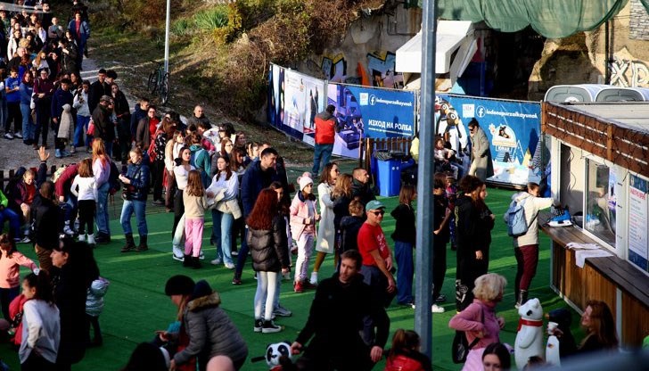 Десетки хора от всякакви възрасти избраха да прекарат съботния следобед на ледена пързалка „Юнак“ Десетки хора от всякакви възрасти избраха да прекарат съботния следобед на ледена пързалка „Юнак“