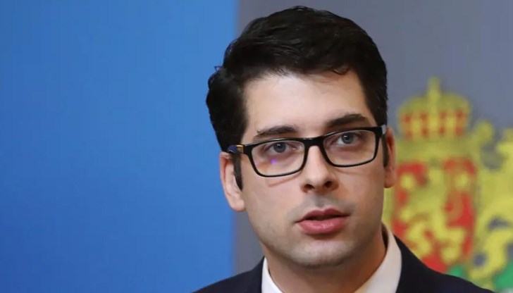 Така заложен за следващите три години, всяка година да има 3% дефицит, е малко прекалено, каза бившият вицепремиер Така заложен за следващите три години, всяка година да има 3% дефицит, е малко прекалено, каза бившият вицепремиер