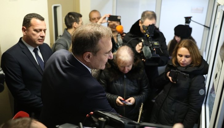 Напрежението от парламента от по-рано днес, по-късно се пренесе и в Областната управа на София Напрежението от парламента от по-рано днес, по-късно се пренесе и в Областната управа на София