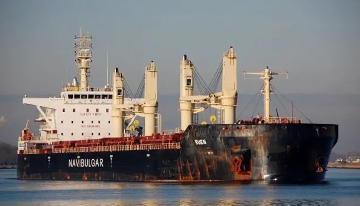 Макар и прихванат, отвлечения българския кораб „Руен“ сега се насочва към бреговата линия на Сомалия