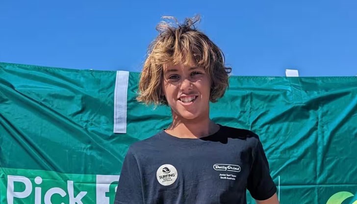 Кай Коули е карал сърф край бреговете на Южна Австралия Кай Коули е карал сърф край бреговете на Южна Австралия