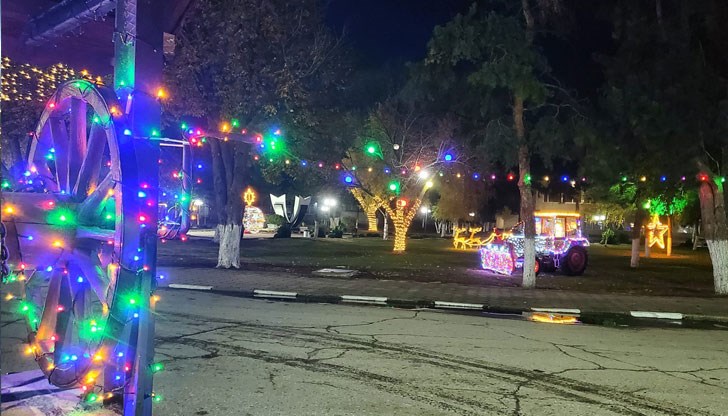 Кметът на русенското село сам подкарва трактора с подаръците за децата