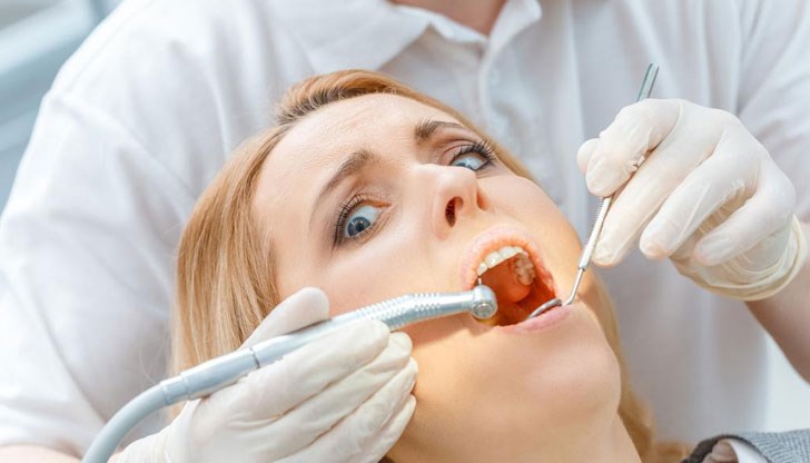 Тя е била обезобразена, а всичките ѝ зъби са заменени с импланти Тя е била обезобразена, а всичките ѝ зъби са заменени с импланти