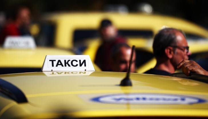 Недостиг има в пиковите часове, резервираш онлайн от вечерта, сутринта се оказва, че няма кола