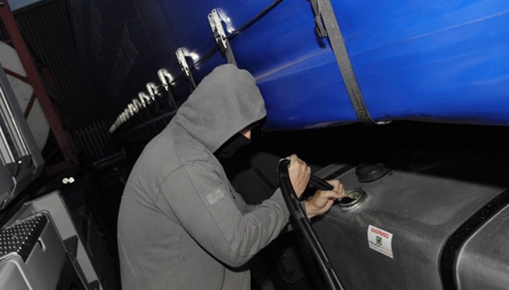 Камионът е бил паркиран в уширение на пътното платно, а шофьорът е нощувал в кабината Камионът е бил паркиран в уширение на пътното платно, а шофьорът е нощувал в кабината