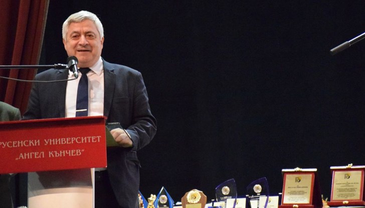 Отличени бяха също спортни деятели и активисти от спортните и туристически секции и клубове