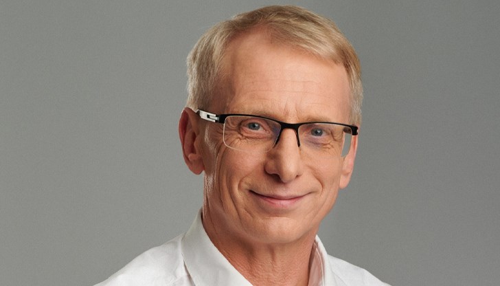 Премиерът Денков ни честити Коледа, в главата му още боботи веселяка Дядо Мраз