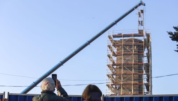 Днес по-рано бе премахната и последната част от фигурите