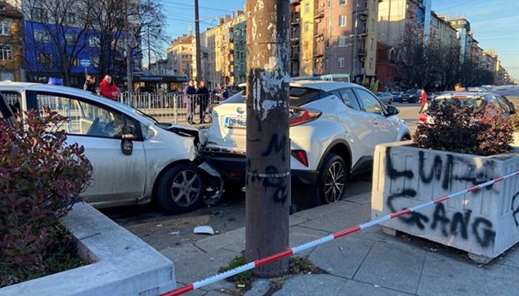 Три коли, сред които патрулка, катастрофираха до НДК