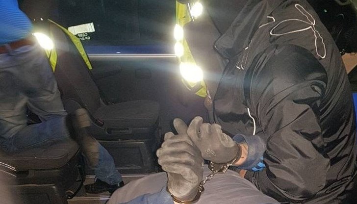 Полицаите са от униформения състав на "Охранителна полиция" и са арестувани на работа Полицаите са от униформения състав на "Охранителна полиция" и са арестувани на работа